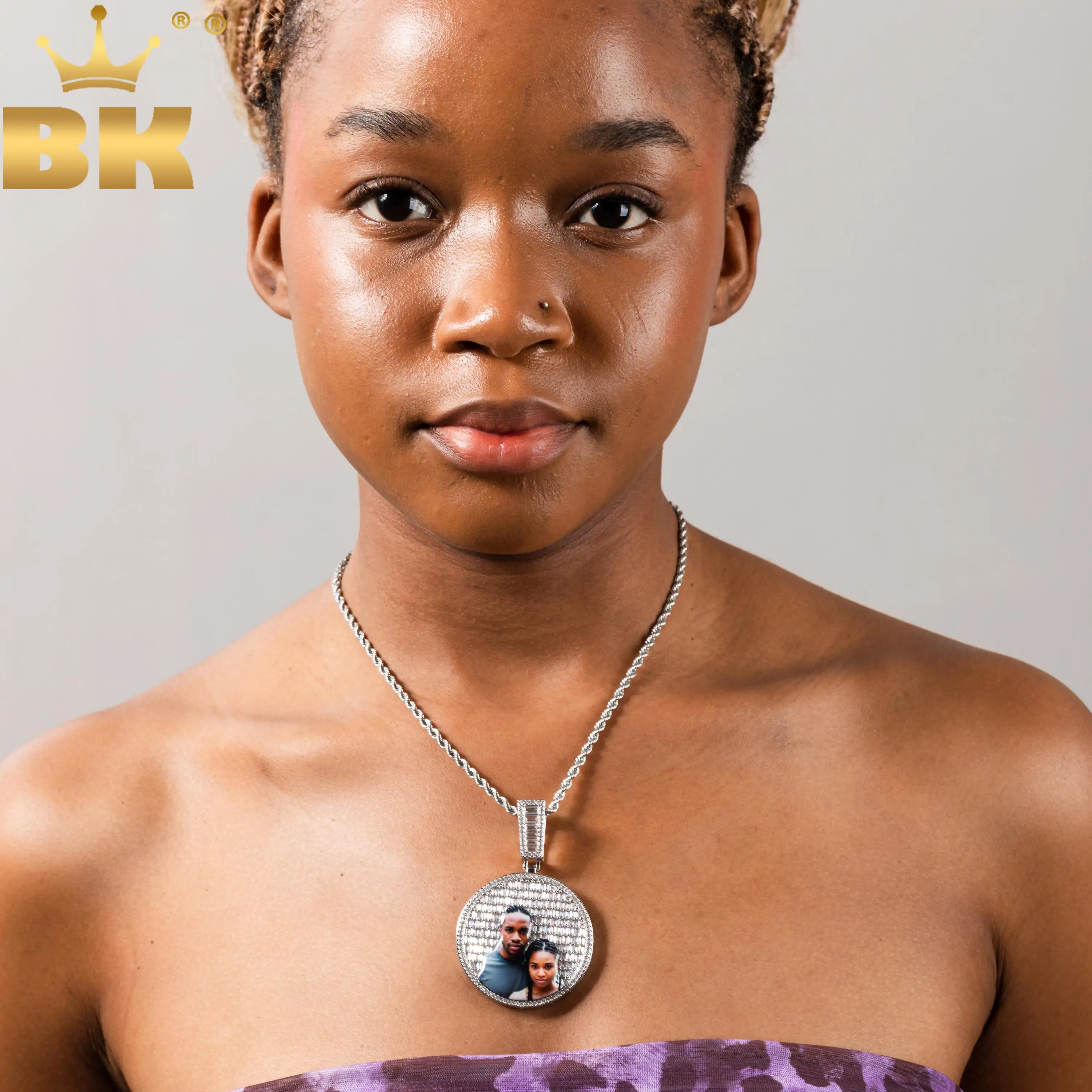 

TBTK Iced Out 2 размера, круглый медальон, индивидуальный кулон с фотографией памяти, ожерелье с цирконием, гравировка сзади, мужские и женские ювелирные изделия в стиле хип-хоп