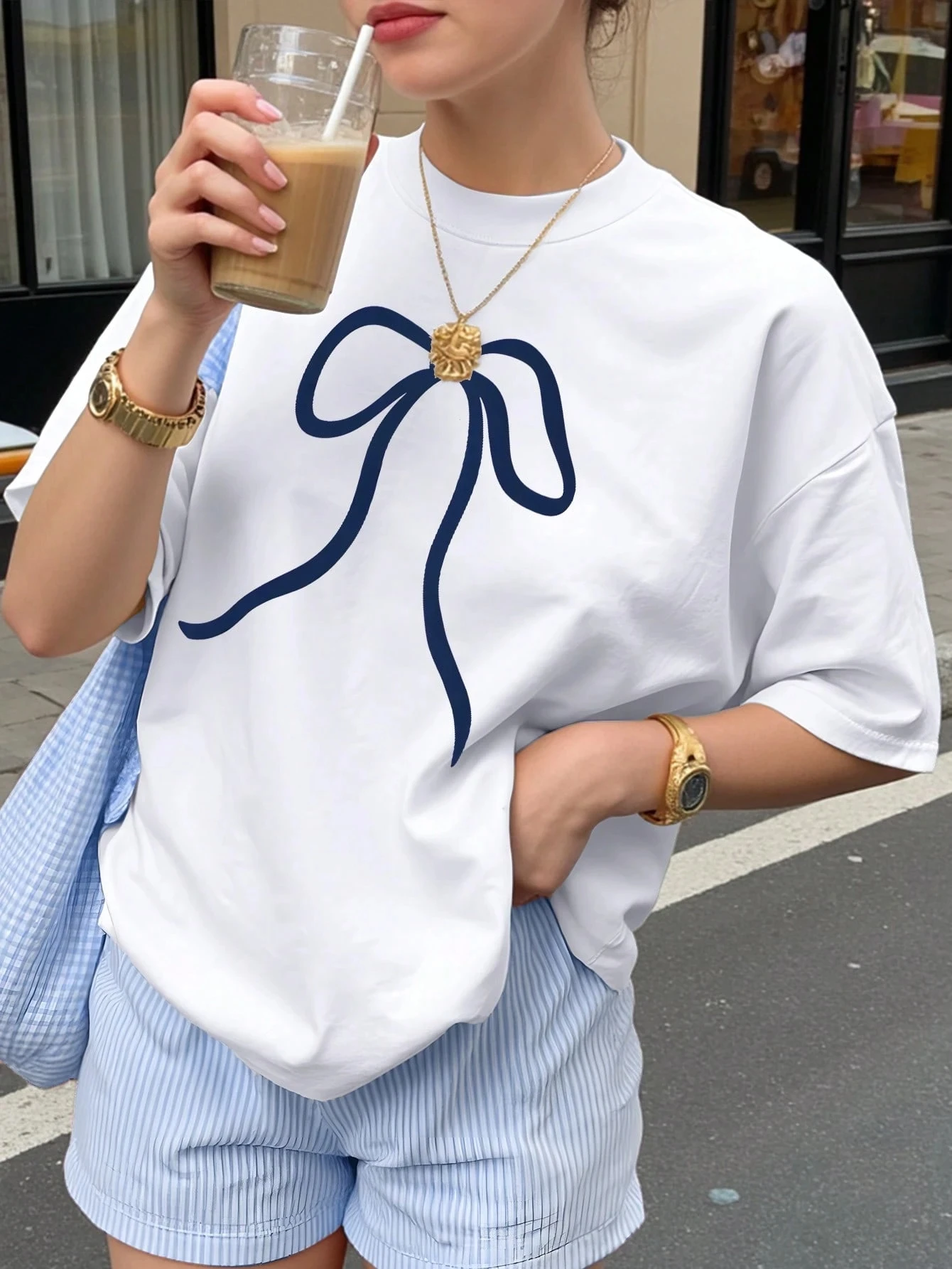 

Белая футболка больших размеров со стильным камуфляжным принтом для губ для моды — вид вперед