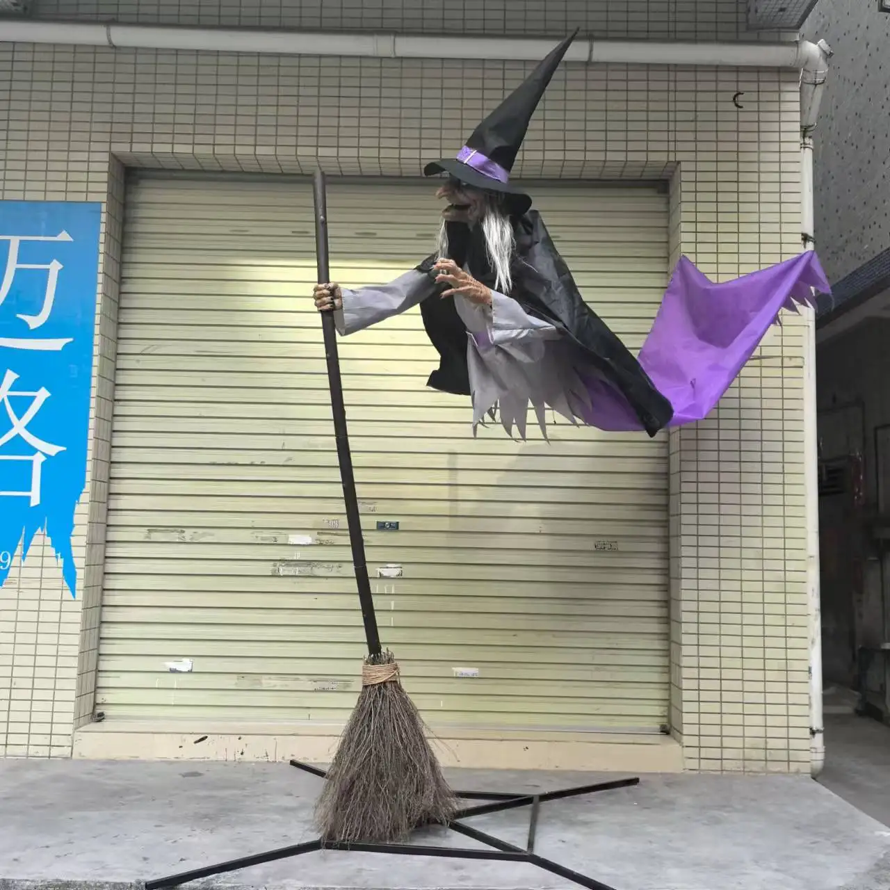 

Halloween Decorations Flying Witch Haunted House Electric Witch Decorative Props Ornament