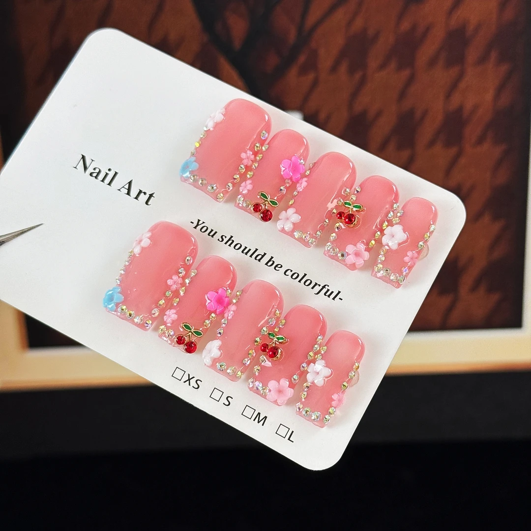 10 Stück hochwertige, elegante Kunstnägel im femininen Stil, mit handbemalten Blumen, kleinen Kirschen und glitzernden Diamanten, handgefertigt. – Detail 8