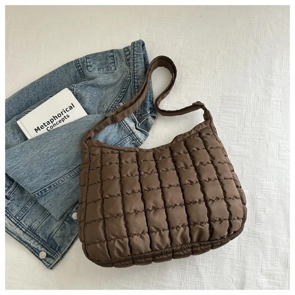 Gesteppte Puffer-Schultertasche mit Verstellbarem Riemen Einfarbige Gepolsterte Crossbody-Tasche aus Nylon mit Großer Kapazität Unterarmtasche für Damen – Detail 11