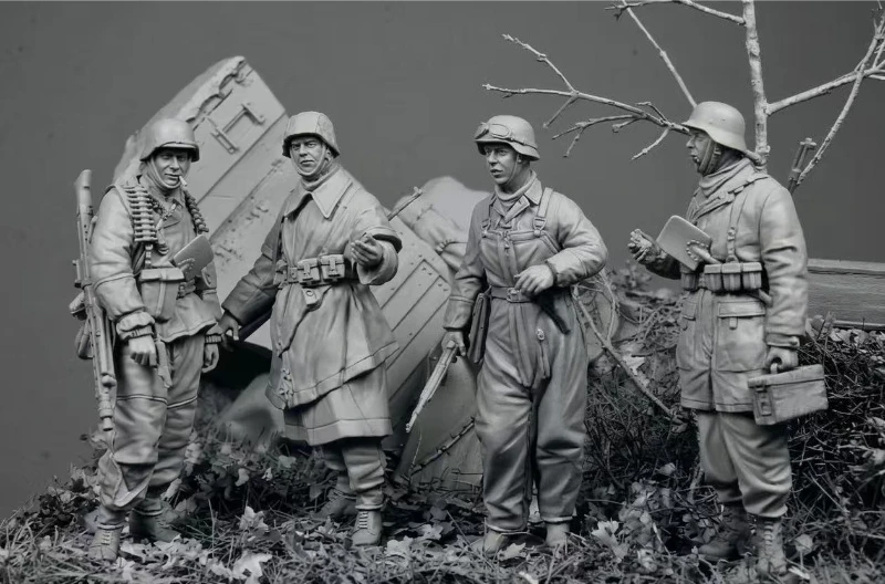 

1/35 Scale Diecast Resin Figure Model Kit German Squad 4 Figures Need To Be Assembled and Colored By Themselves
