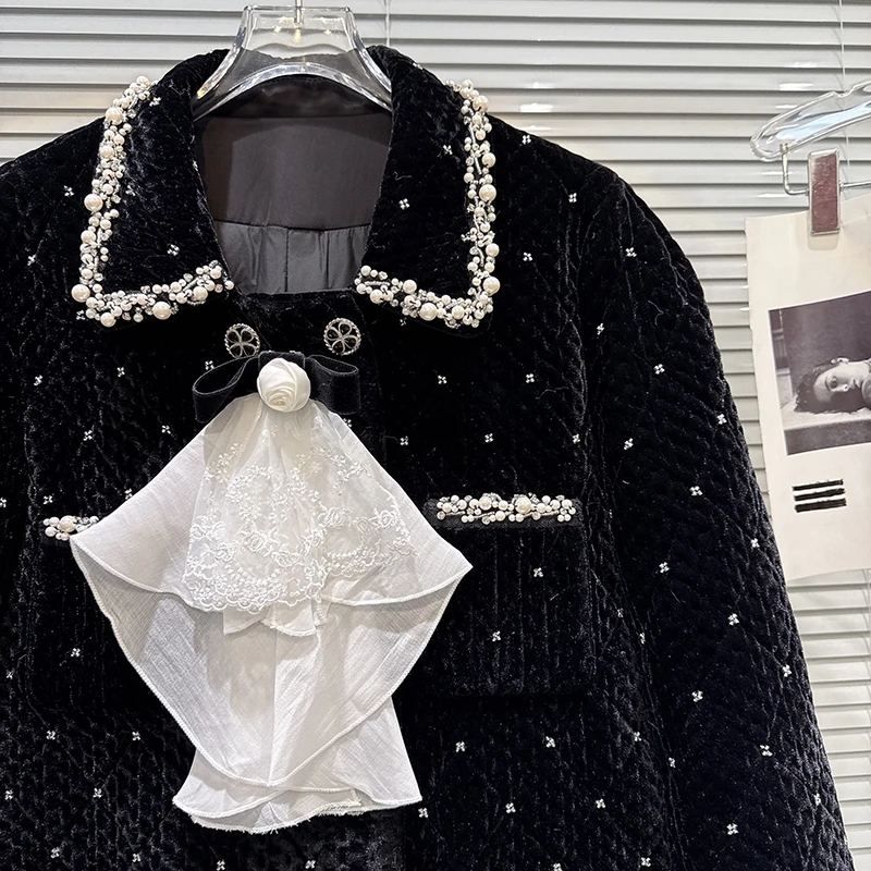 Doudoune en tissu velours avec bord perlé, écharpe en dentelle exquise, nouveau style d'hiver 2025, veste tendance pour les déplacements