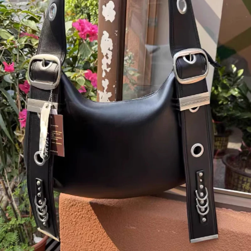 

Large Capacity Tote Bag Retro Punk Rivet Motorcycle Bag Versatile Commuting Shoulder Crossbody Bag