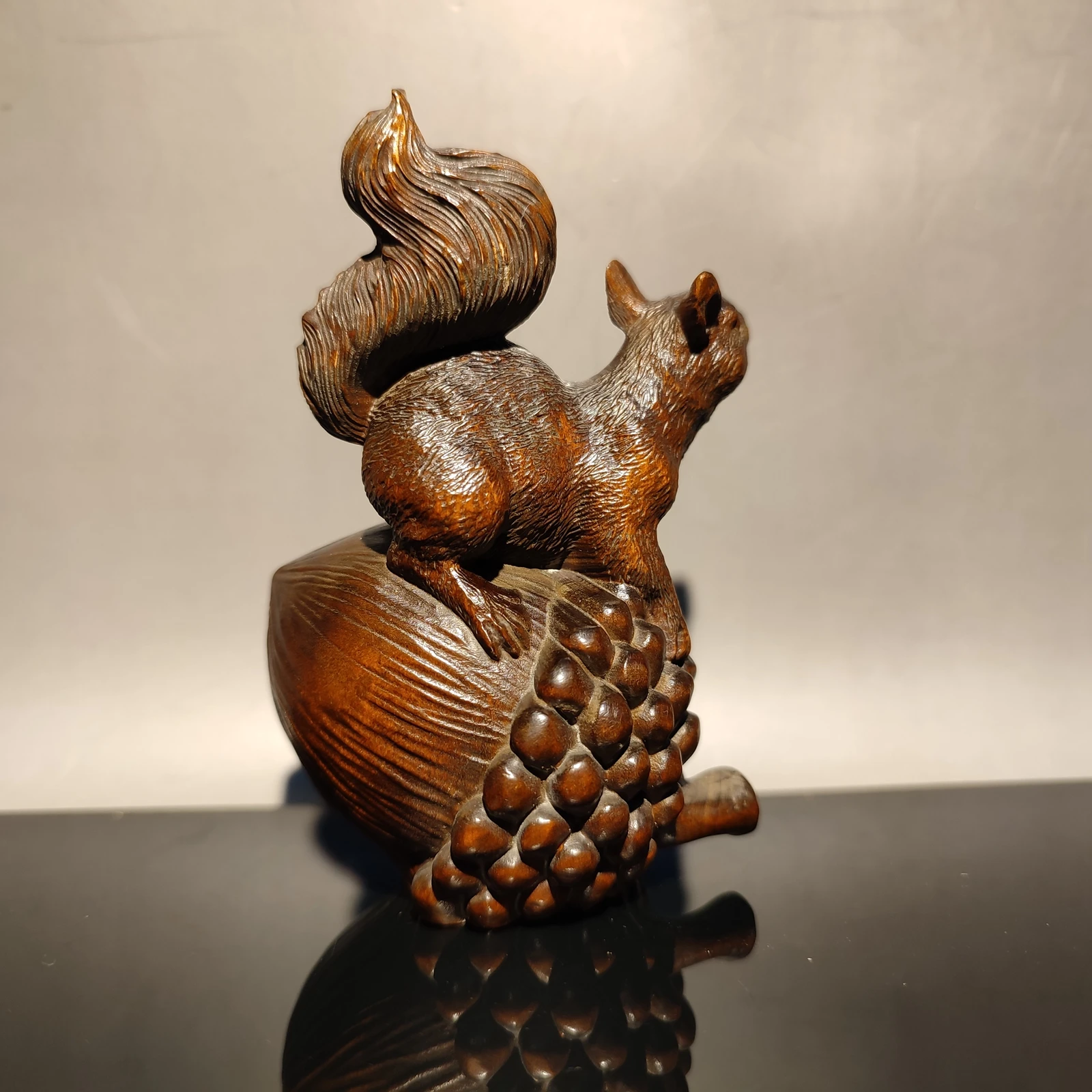 vintage carved wooden squirrel figurine decoration wood statue  Boxwood Pinecone sculpture statue desk Study souvenir