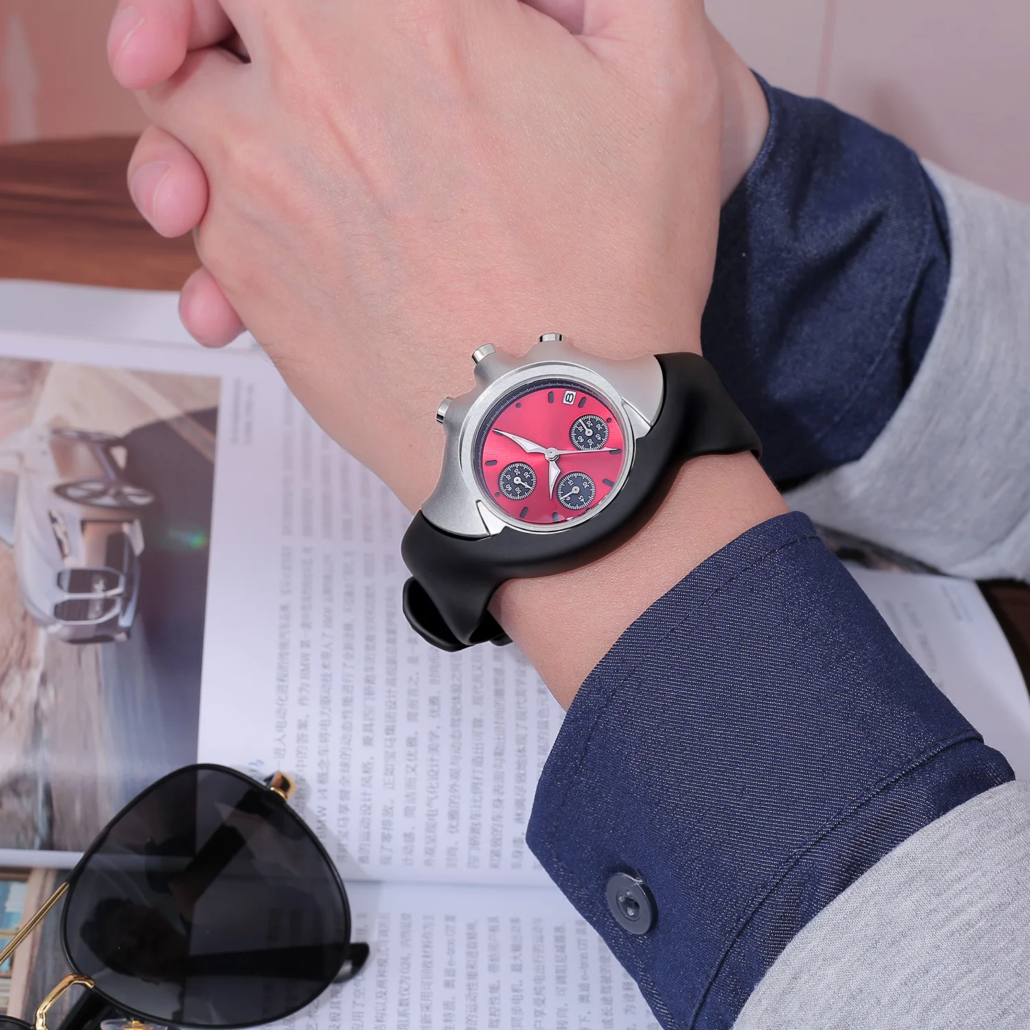 Orologio da ragazzo y2k dalla forma speciale Orologio da polso al quarzo da uomo alla moda con tre occhi europei e americani per ragazzi, regalo di nicchia