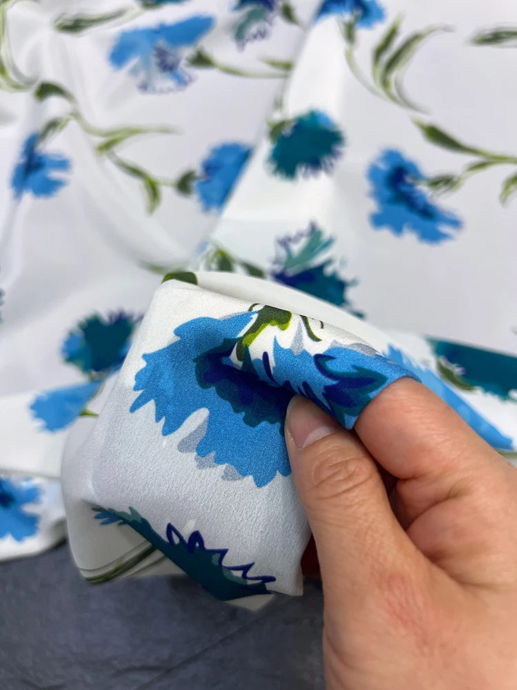 Seda floral azul estiramento dupla gaze envoltório saia e vestido tecido, 18 mamãe, 3% seda amoreira, 7% elastano