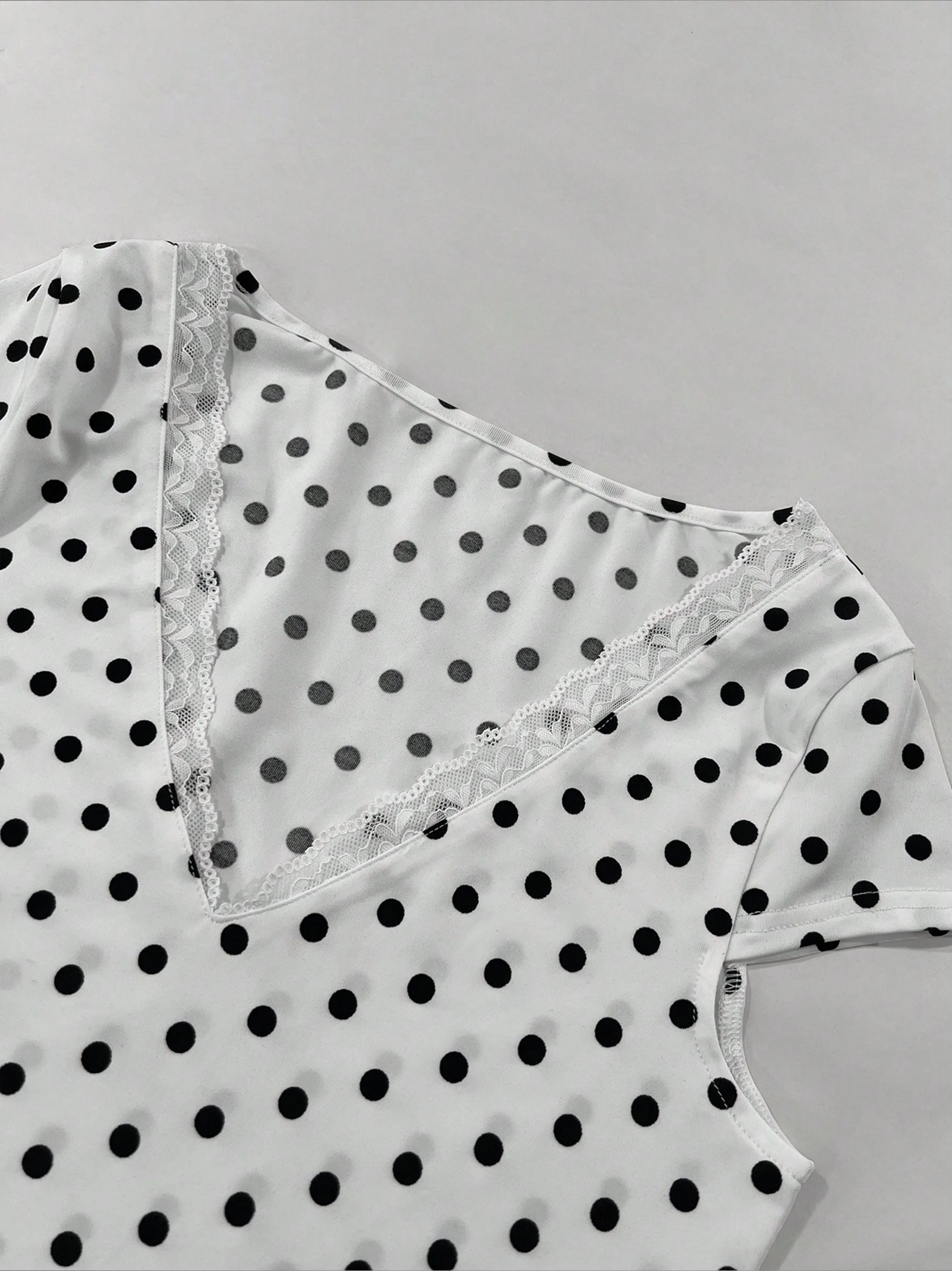 Damenmode, lässig, Retro, schlicht, vielseitig, mit Spitzenbesatz, V-Ausschnitt, gepunktet, kurzärmeliges T-Shirt – Detail 4