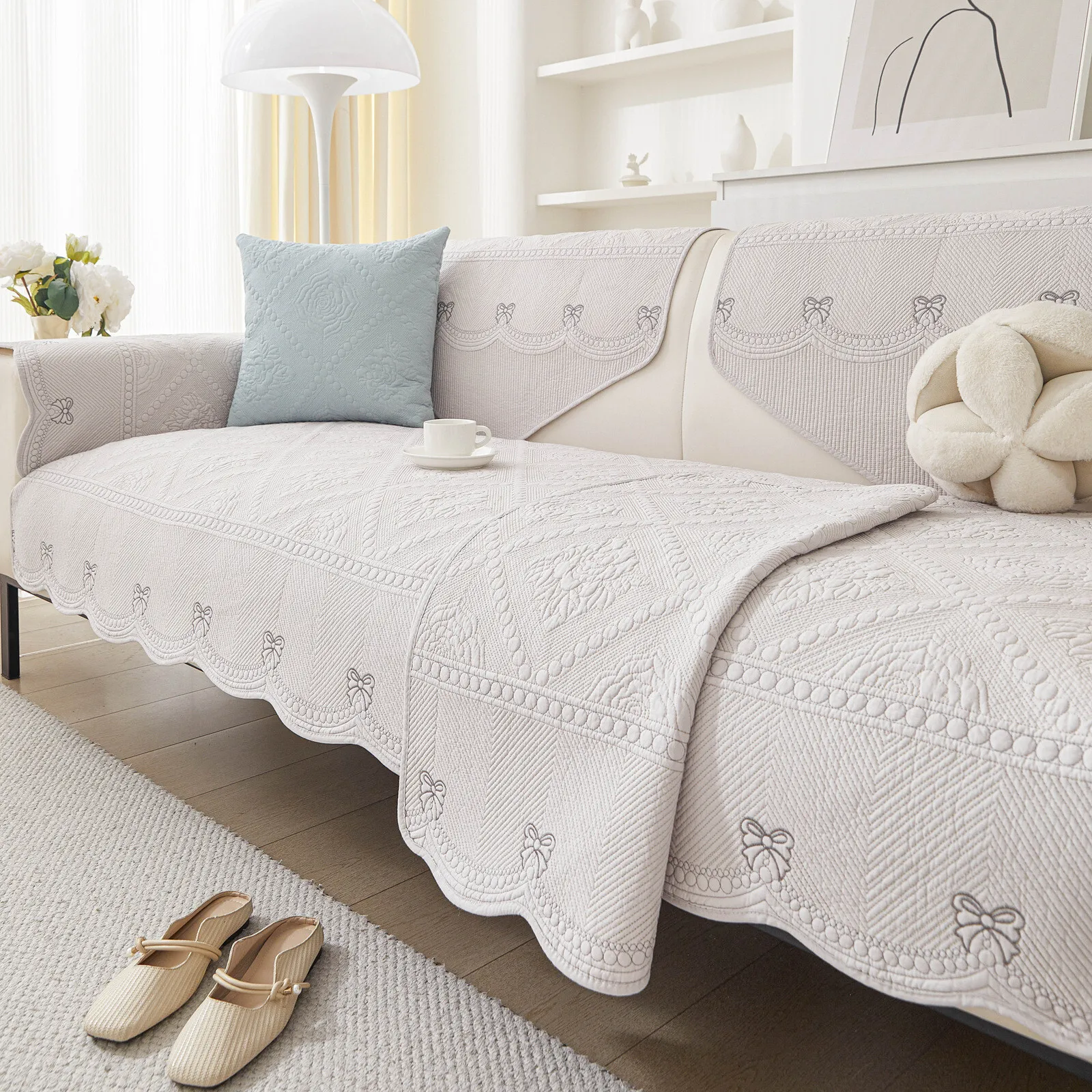 

Стеганый чехол для дивана в кремовом стиле, пылезащитный чехол из чистого хлопка с бантом, украшенный гофрированными краями, подушка для сиденья, чехлы с вышивкой