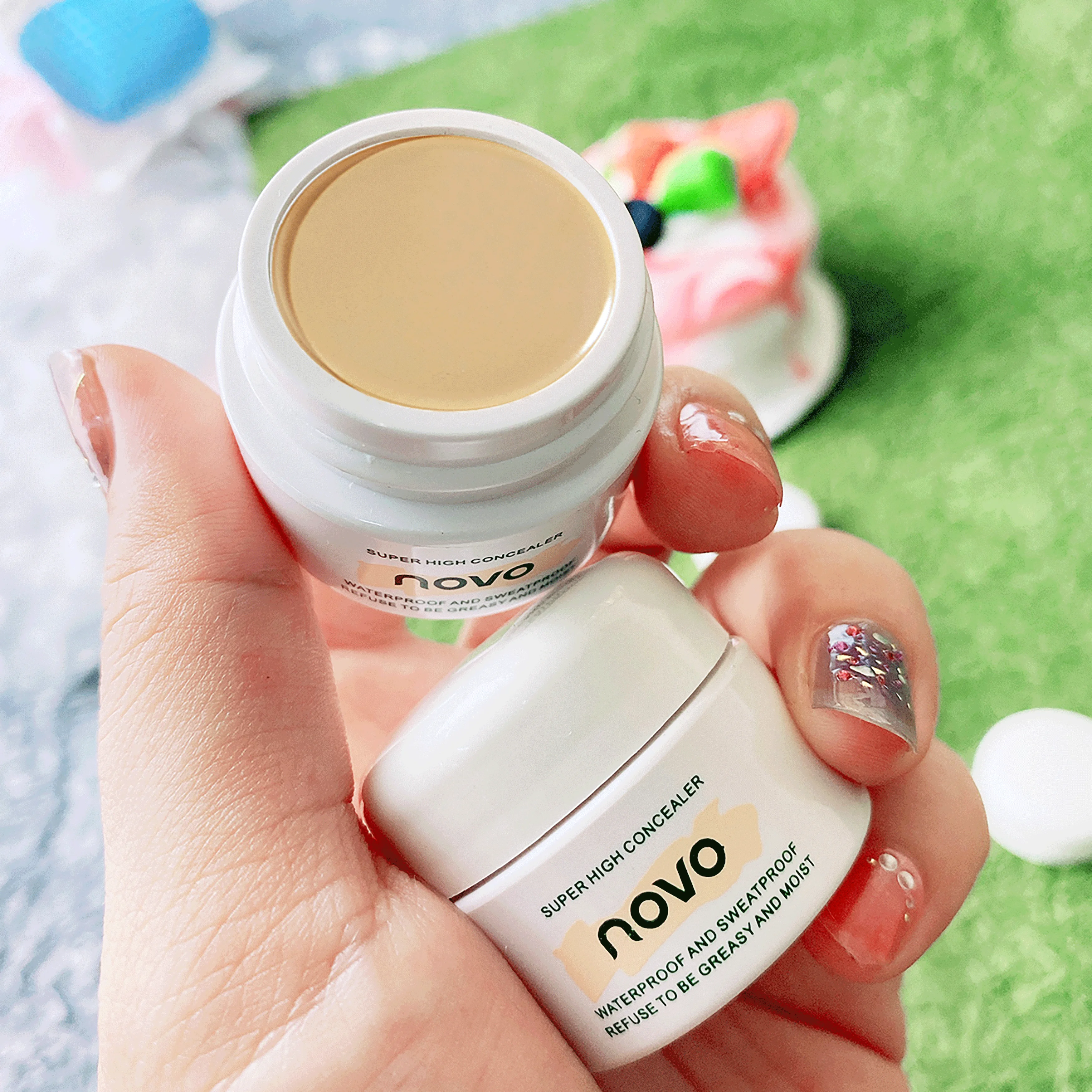 Corretivo impecável para hollows under-eye, olheiras, manchas faciais e marcas de acne. Adequado para uso diário e presente.