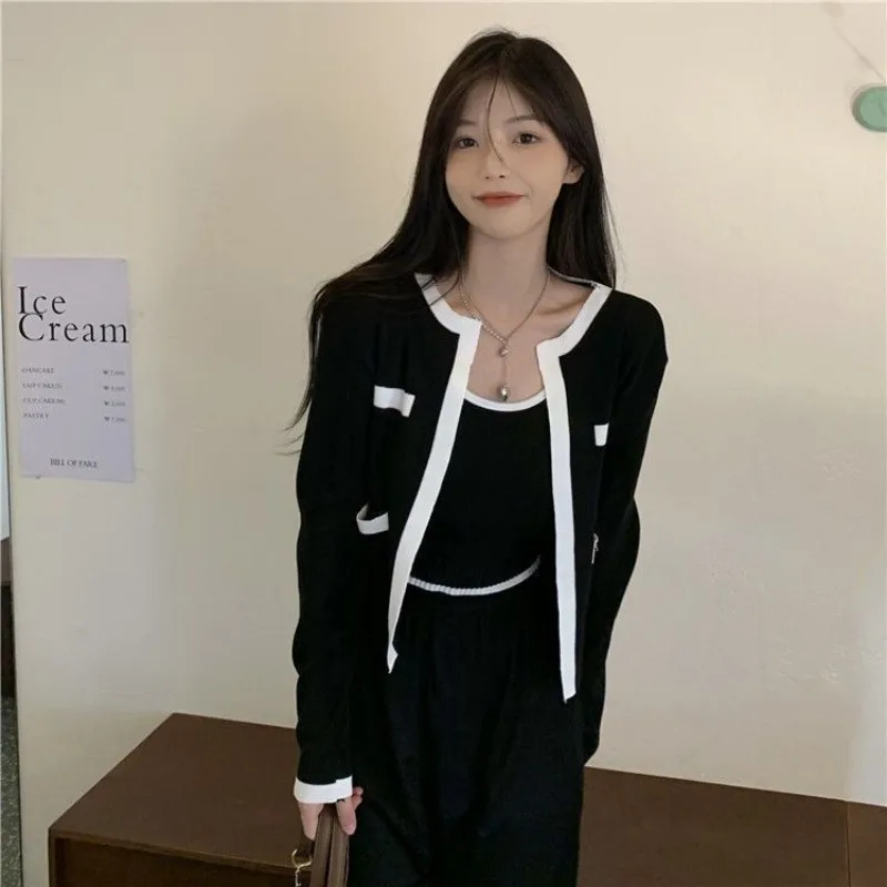 

French Vintage Fashion High Street Design Sense Two-piece Sexy Slim-fit Halter Vest Korean Long-sleeved Cardigan Knit Outwear