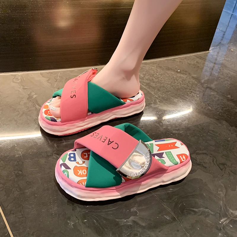 Nuevas zapatillas de mujer, diseño colorido de rayas de caramelo con suela gruesa para verano, ropa de playa, sandalias de estilo informal, chanclas para mujer