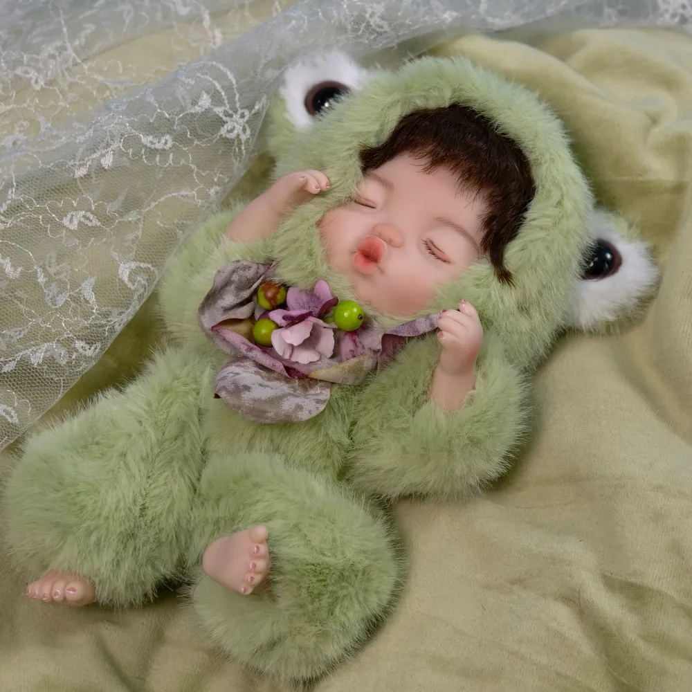 10 นิ้วตุ๊กตาเด็กทารก Reborn ตุ๊กตาเต็มรูปแบบ Kawaii ไวนิลสาว Original กบสีเขียวหมวกเหมือนจริง 3D ผิว Reborn สําหรับเด็ก Xmas ของเล่น