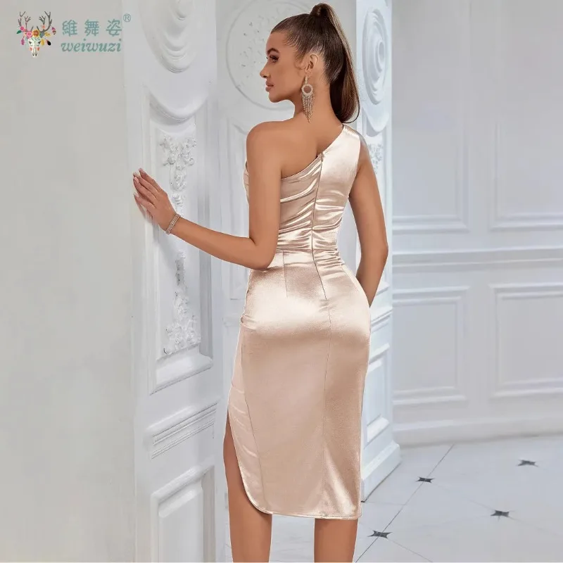 ชุดเดรสผู้หญิงสีพื้นเรียบง่าย ผ้าซาติน ไหล่เดียว จับจีบแบบไม่สมมาตร ผ่าข้าง สั้น หรูหรา สำหรับงานกลางคืน