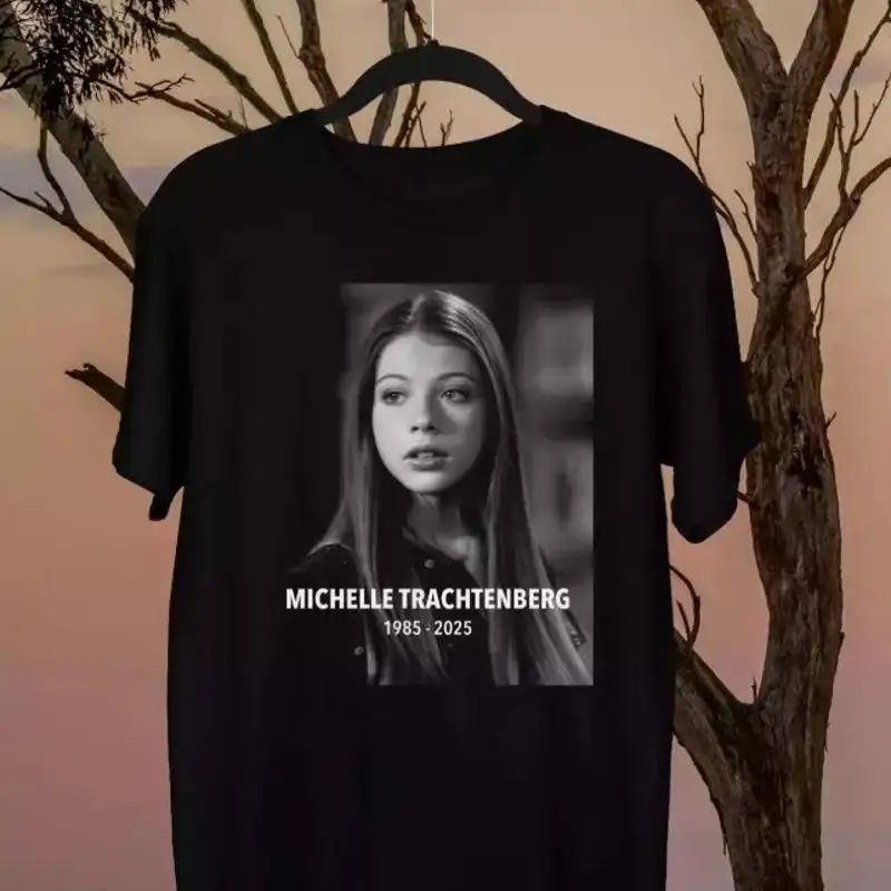 

Футболка черного цвета Rip Michelle Trachtenberg 1985 2025 года