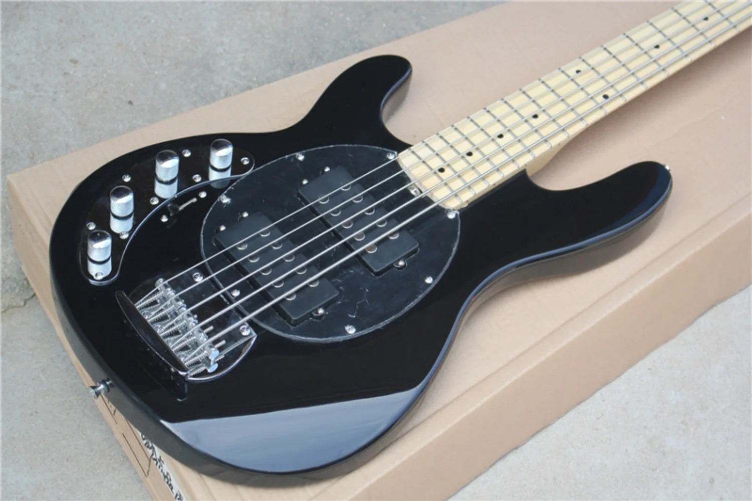 Left-handed bass guitar, 5-string black bass, fixed bridge, solid wood body with maple neck, HH pickups, 3-position switch