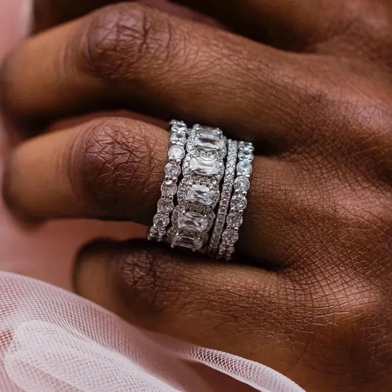 Huitan رائع النساء خواتم الزفاف 4 قطعة مجموعة الموضة الحديثة خواتم الإناث لحفلة الخطوبة تألق تشيكوسلوفاكيا جديد عصري مجوهرات