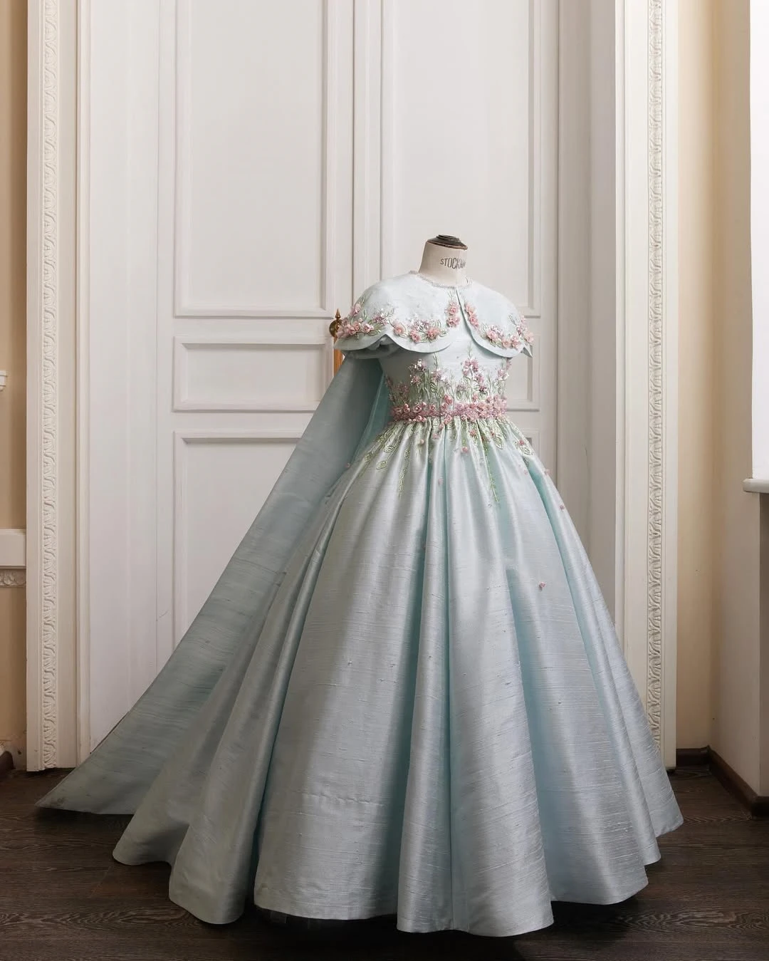 BABYONLINE مخصص بالتواصل ثوب مطرز كاب كريستال المحدبة كامل الساتان الطابق طول تنورة الكرة ثوب حفل اللباس