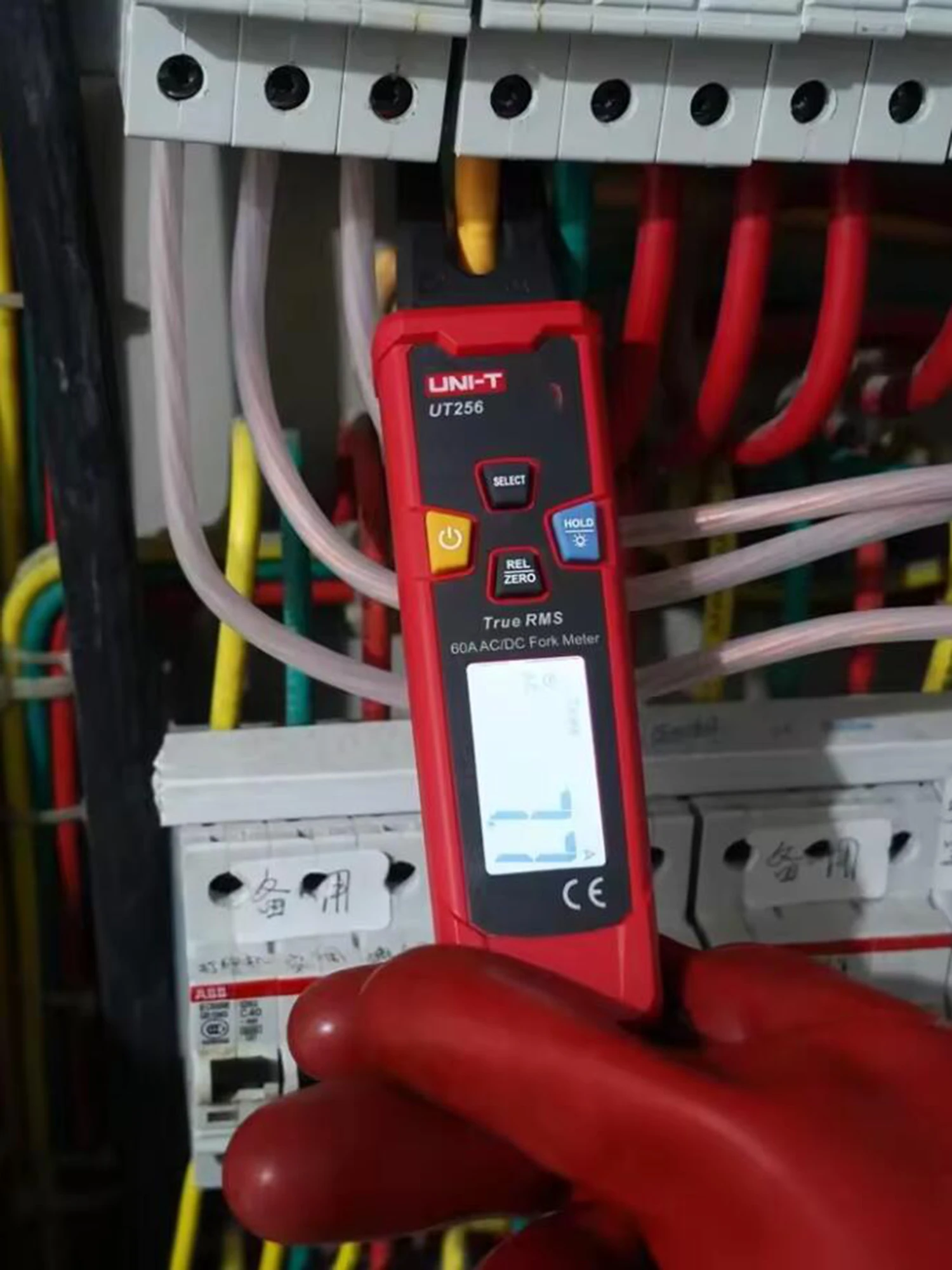 UNI-T UT256 60A Medidor de horquilla CA/CC/Amperímetro de abrazadera digital de rango automático de valores eficaces verdaderos/multímetro medidor universal eléctrico.