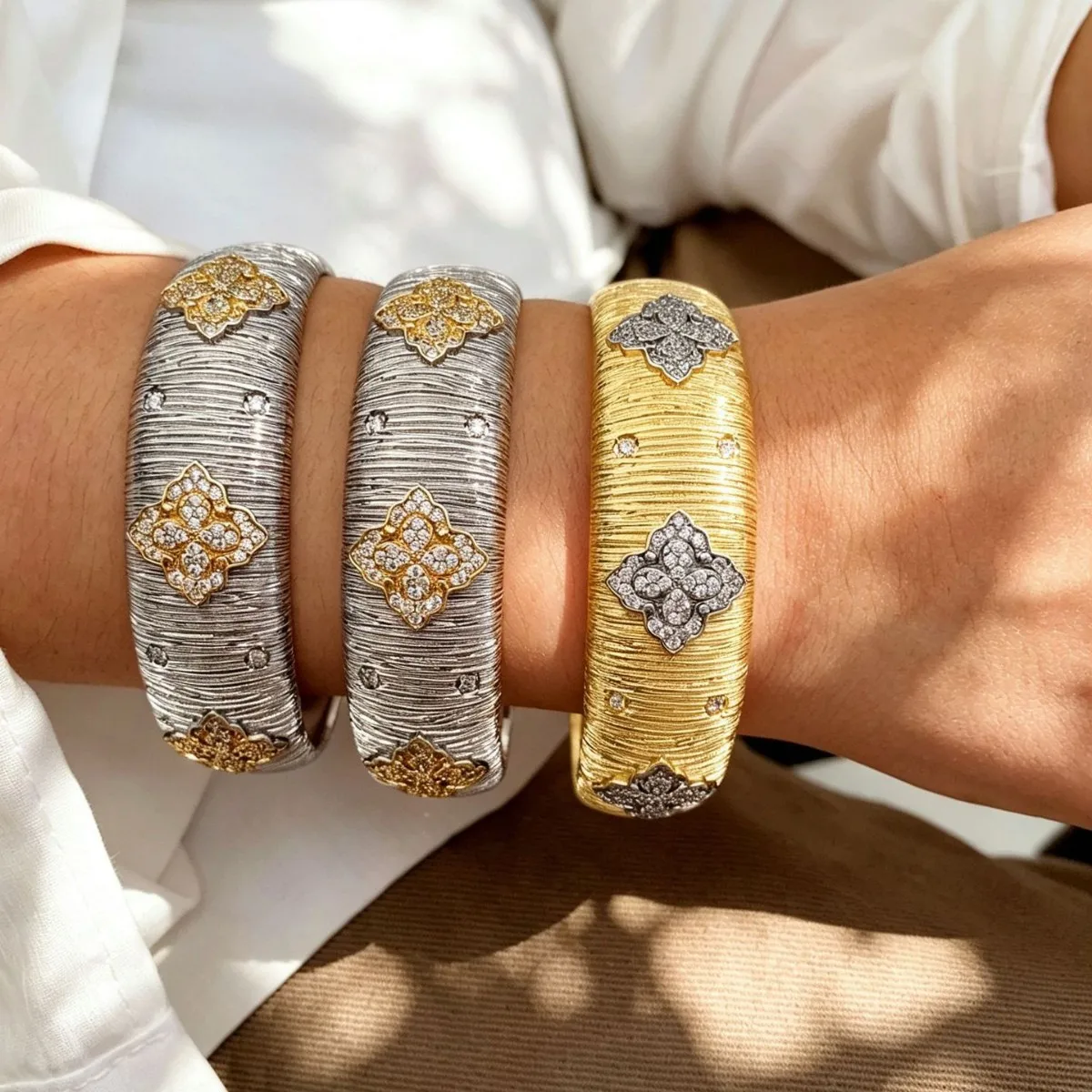 Luxury-feel Vintage Brushed Zircon-embellished Floral Bangle Set Design