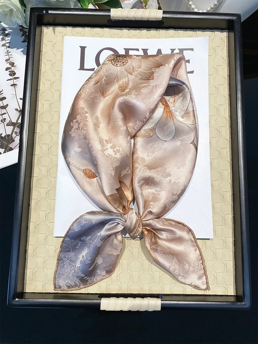 elegante-sciarpa-quadrata-in-seta-satinata-doppia-faccia-con-motivo-floreale-stile-cinese-'pond-rain'-decorativa-primavera-estate