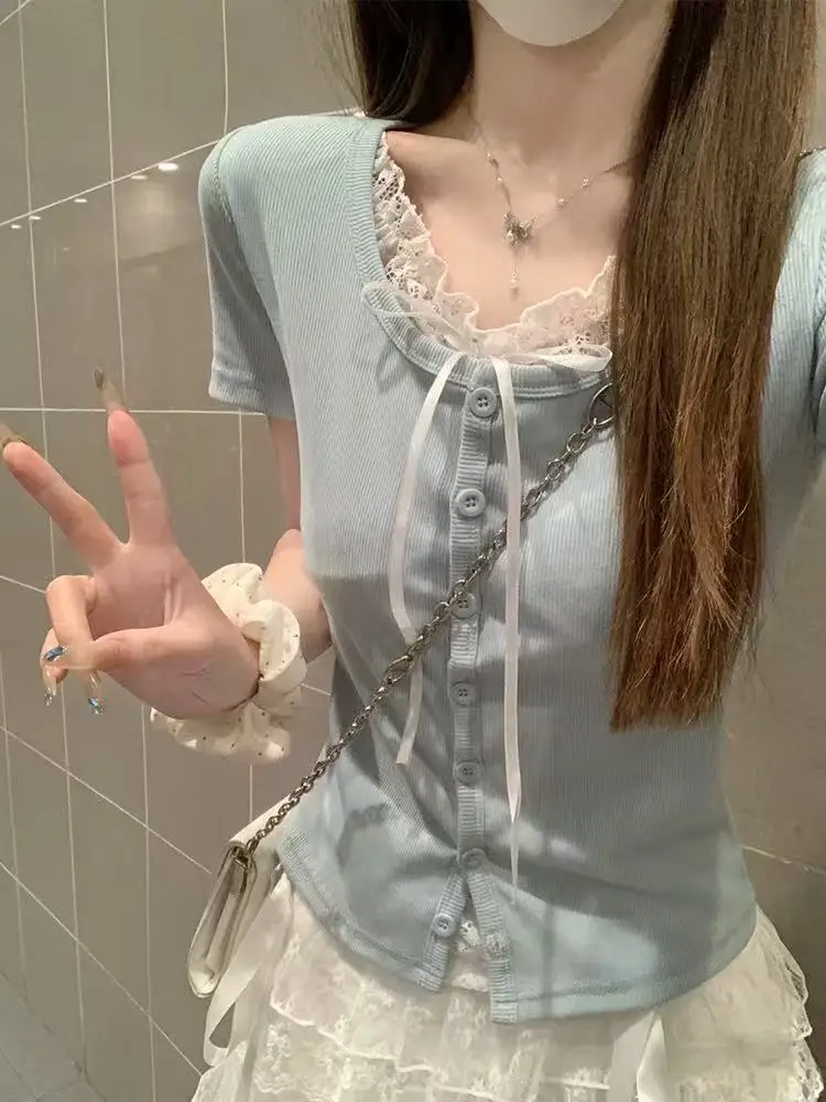 เสื้อยืดทรงสลิมฟิตสำหรับผู้หญิง ดีไซน์สวยงามสำหรับฤดูร้อน ดีไซน์แบบสองชิ้นหลอกๆ ช่วยกระชับเอว ด้วยดีไซน์ผูกโบว์