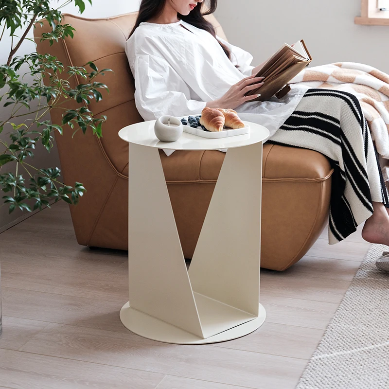 

Современный железный приставной столик, круглый журнальный столик для небольших помещений, мебель для гостиной в минималистичном стиле, дизайнерский столик в стиле легкой роскоши