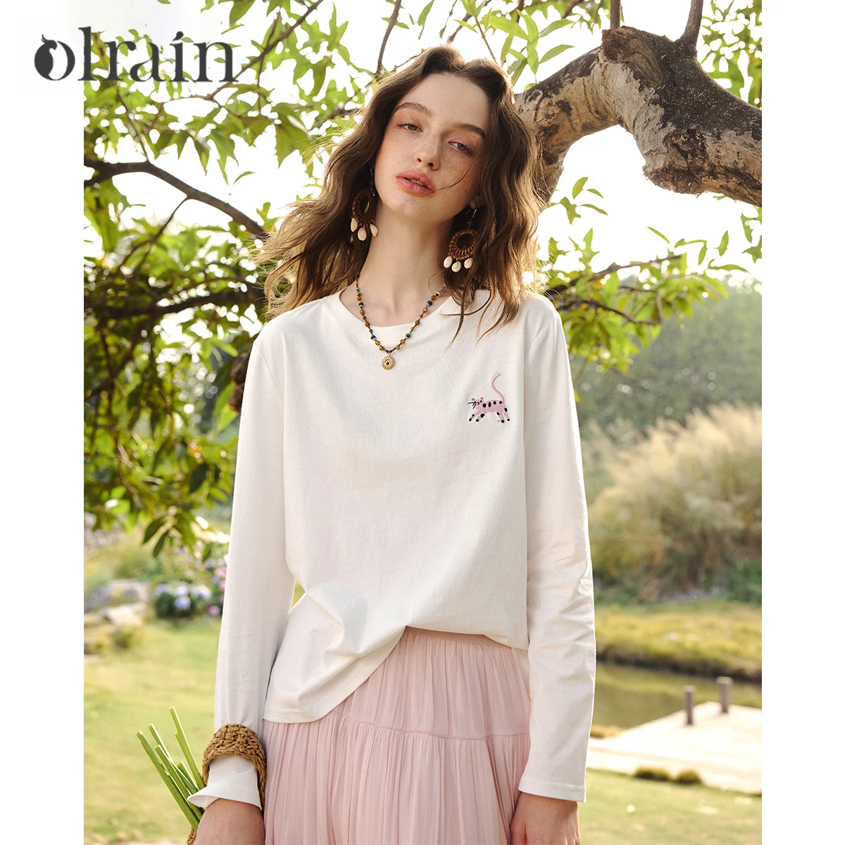 OLrain Women's 100% Cotton Minimalist T-Shirt White Color Contrast Cat Embroidery Crew Neck Loose Long Sleeve Top O58CT005133