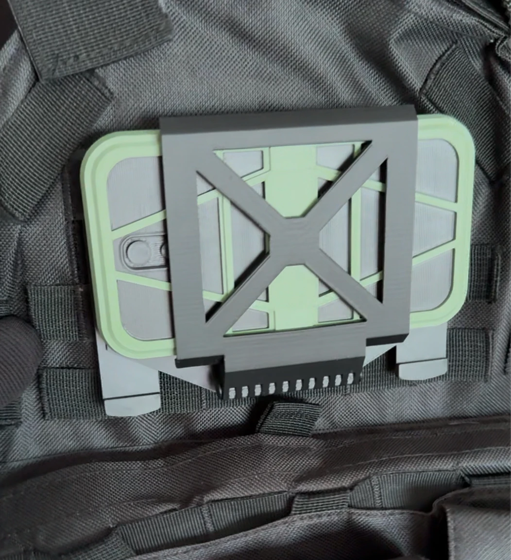 modelo-de-soporte-para-telefono-impreso-en-3d-modelo-de-grabadora-tactica-en-el-pecho-modelo-de-cosplay-sin-funcionalidad