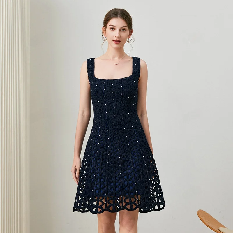 เสื้อกั๊กทรงสลิมฟิตถักสีน้ำเงินประดับด้วยงานหนักคอเหลี่ยมดีไซน์กลวงออกแฟชั่นฤดูร้อนผู้หญิงเอวสูงผ้าฝ้าย