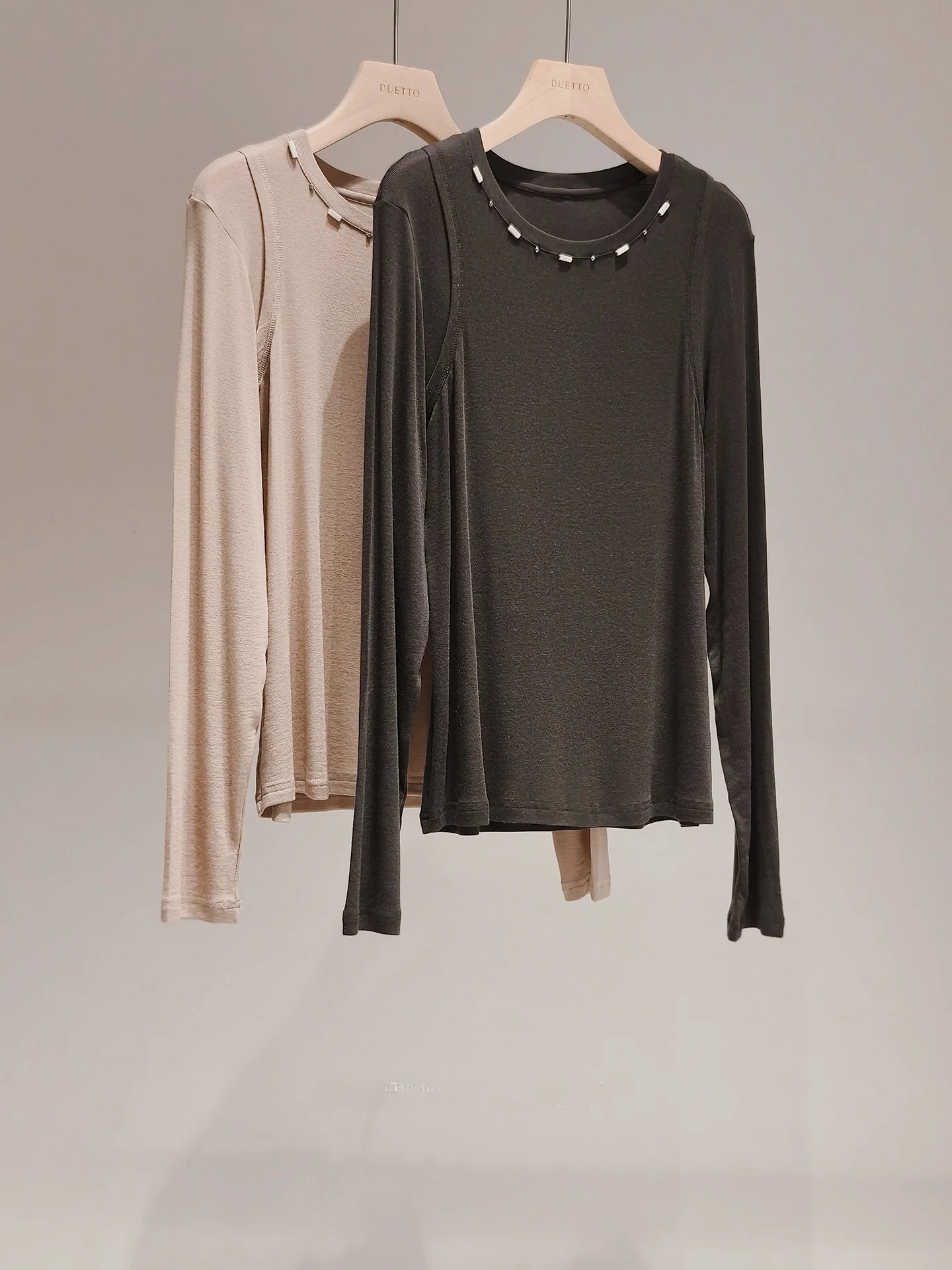 

Серия Cloud Sensation DUETTO: Женский облегающий топ из шелка Lenzing с длинным рукавом, вязаный, с жемчужной отделкой