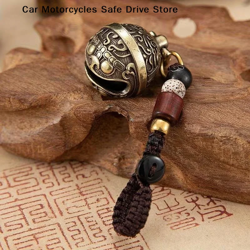 【CM】1pc Retro Copper Bell Gluttonous Wind Chime Keychain - Handmade Creative Car Key Ring Pendant Gift for Men And Women