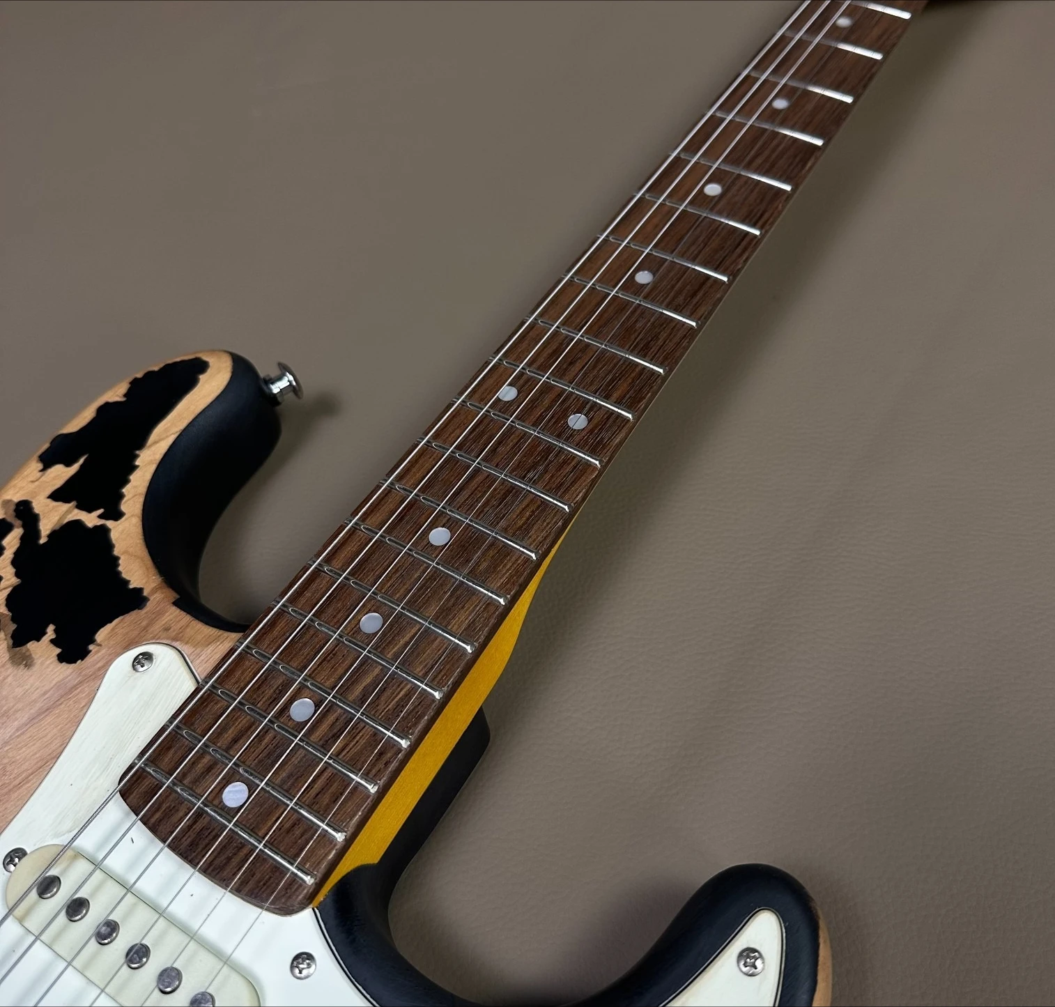 

2026 новая гитара Корпус из ольхи Черный No 1 Золотая фурнитура