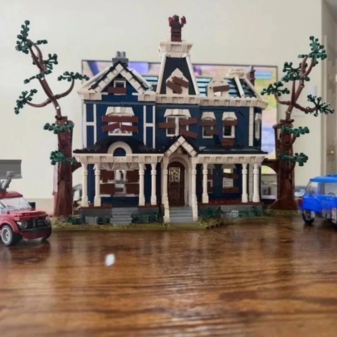 Hot Movie Model Building Kits Creel House Building Blocks 2593pcs Stranger Christmas Birthday Toy for Family Decor Gift