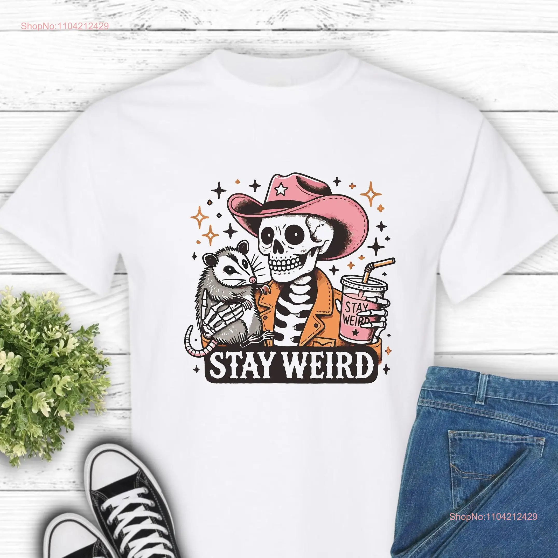 Camiseta Stay Weird Skeleton, sombrero de vaquero, bebida de gambas, ropa de Halloween, regalo único y divertido, mangas largas o cortas