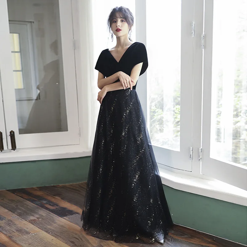 فستان سهرة للتخسيس الراقية للنساء 2025 جديد أسود على شكل حرف v مخملي طويل نمط أنيق فستان مضيف الهالة الملكة