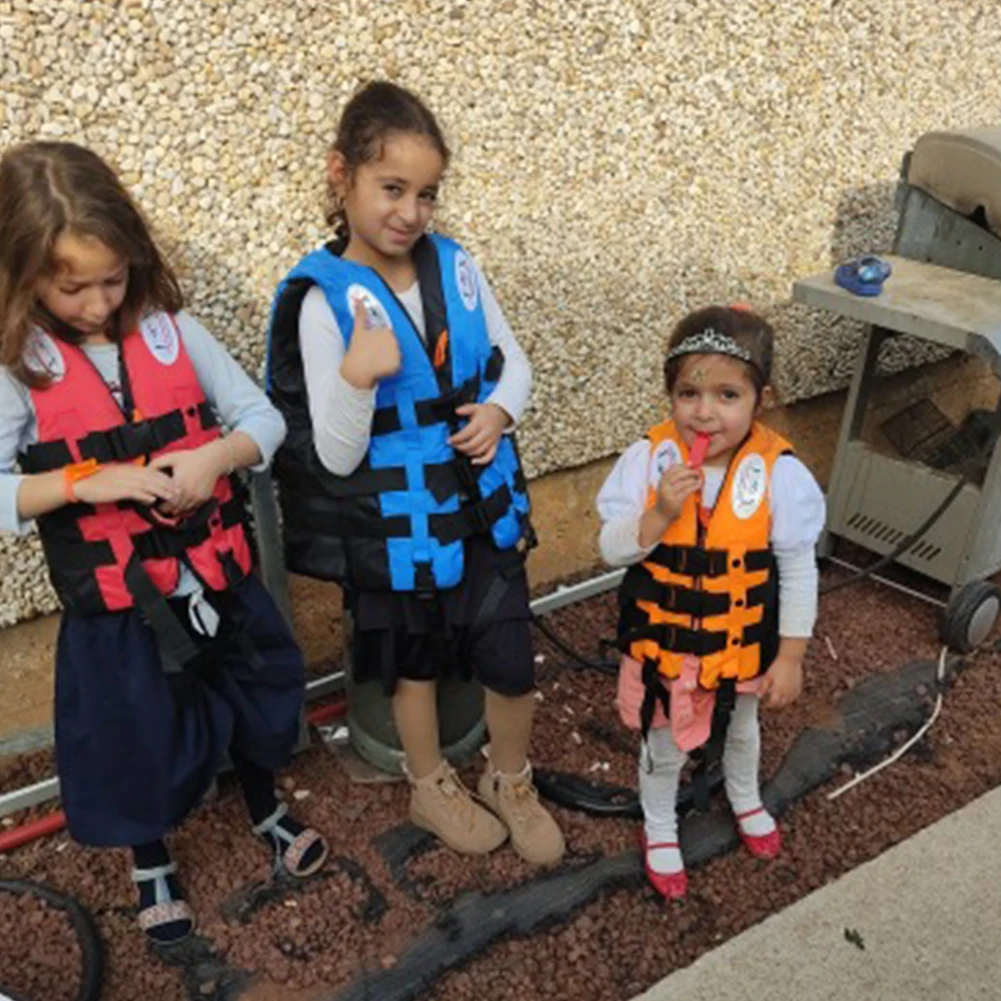 เสื้อชูชีพ เสื้อชูชีพน้ำหนักเบาสำหรับการลอยตัว ทนทานต่อการสึกหรอ สายรัดปรับได้ปลอดภัยพร้อมแถบสะท้อนแสงสำหรับการว่ายน้ำตกปลาในทะเล