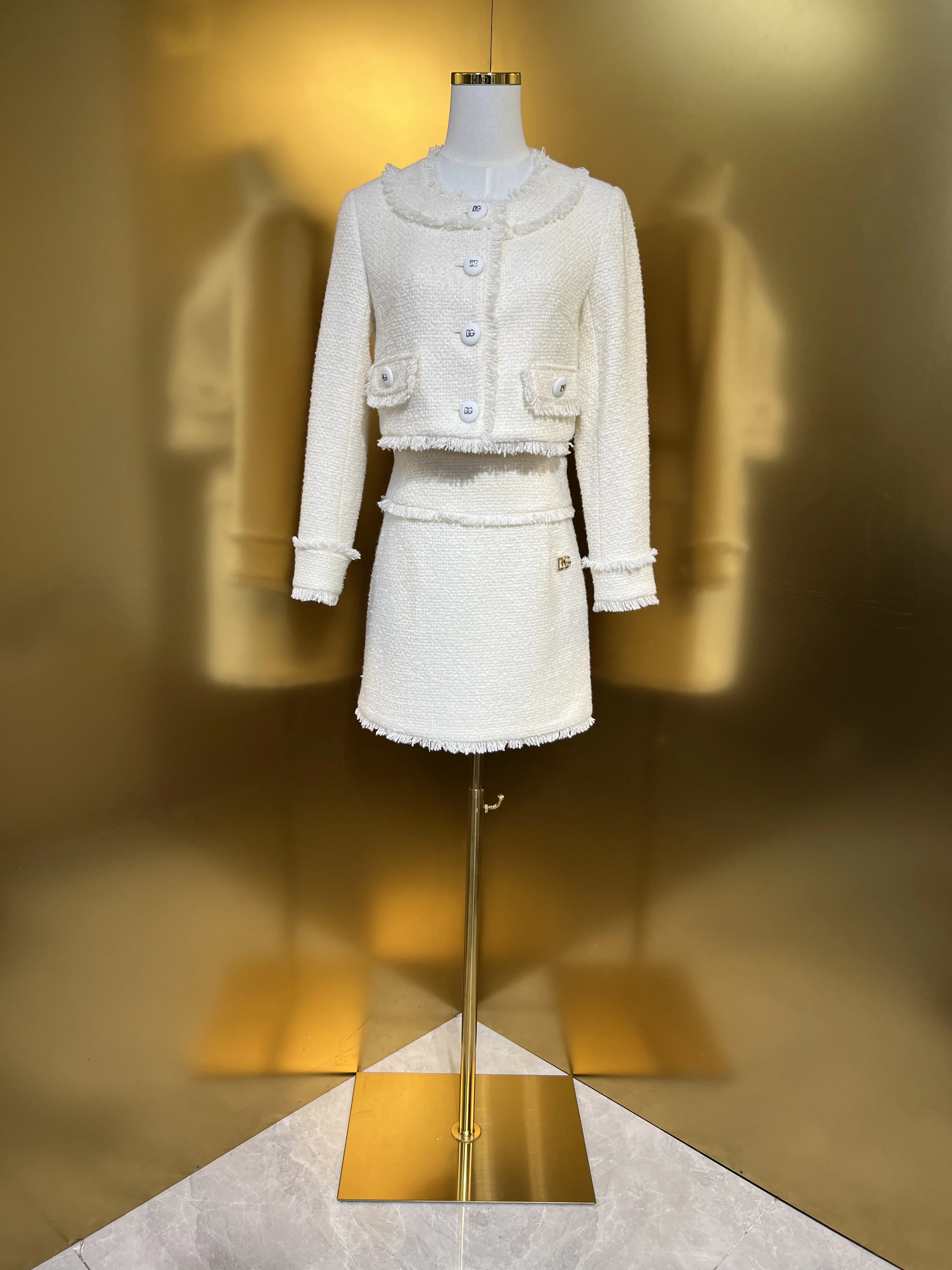 2024 Latest Collection: White Wool Tweed Cropped Jacket with Frayed Edges – Elegant and Chic Design