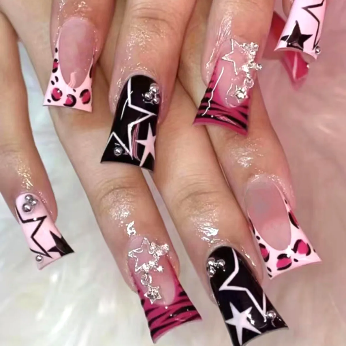 24pcs Duck Bill Shape Press On Nails, Pink & Black Contrast With Leopard Print, Star Patterns & Rhinestone Dangle Charms, French Tip Design, Removable & Reusable Fake Nails, Perfect For Edgy Style, Daily Wear & Nail Art Decoration, Easy To Apply & Remove
