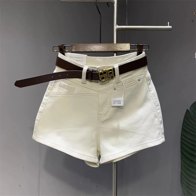 Nowe, proste szorty jeansowe do dojazdów do pracy, uniwersalne, wyszczuplające, w jednolitym kolorze, stylowe i wygodne.