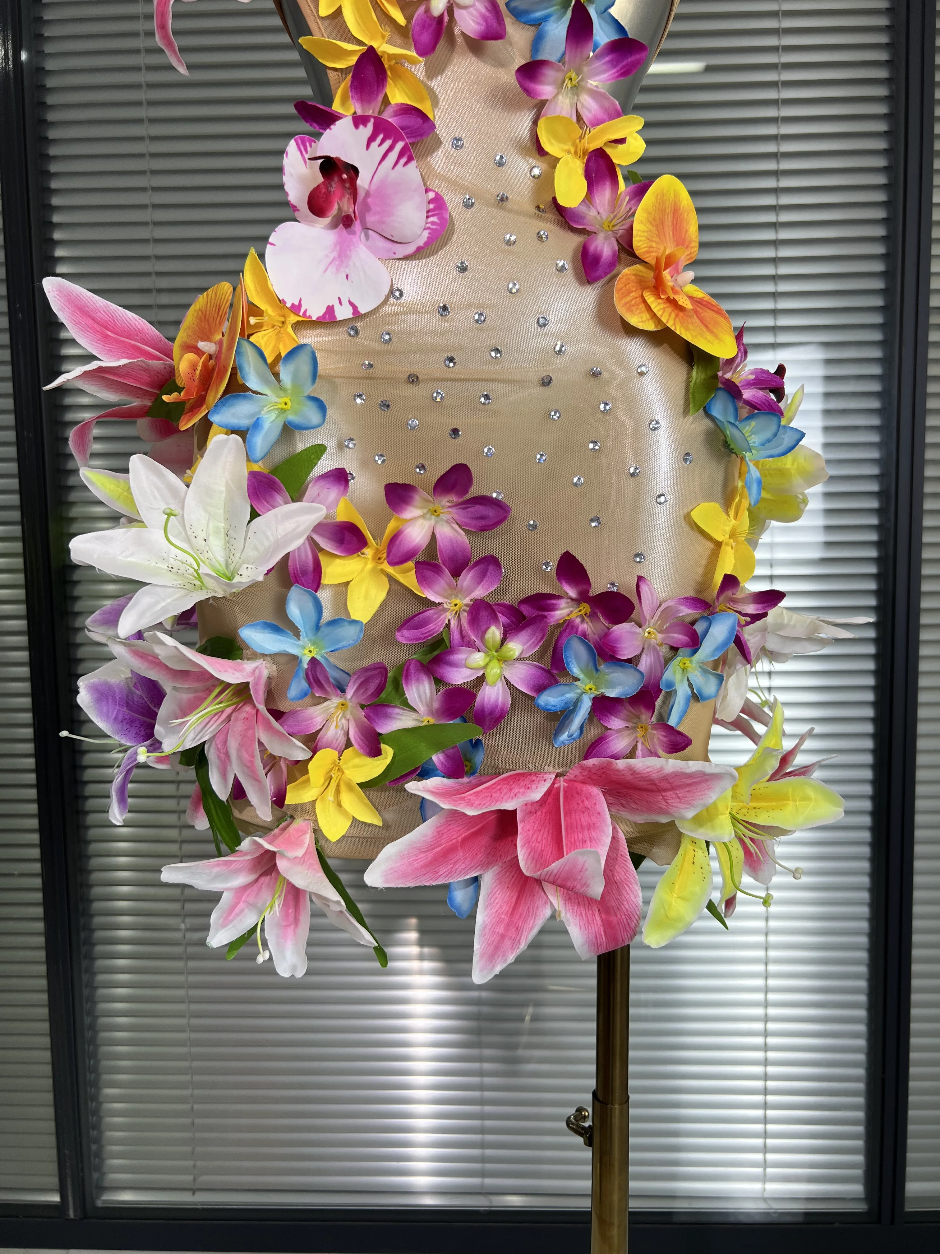 女性のセクシーな O ネックメッシュクリスタルダイヤモンドフラワーパフォーマンス衣装ステージダンサーミニストレッチナイトクラブパーティードレス