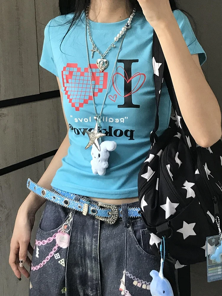 تي شيرت نسائي بأكمام قصيرة وطباعة قلوب على الطراز الأمريكي، تصميم صيفي جديد نحيف وجذاب بطول الكتف وياقة مستديرة يمنح شعورًا ب...