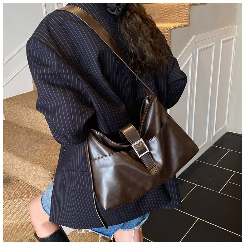 حقيبة يد نسائية مصنوعة من جلد البوبكات المطبوع تتميز بمظهر عصري يومي وواسع وناعم #2