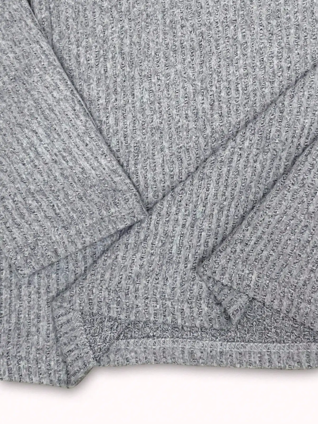 เสื้อยืดแขนยาวคอวีลึกสำหรับผู้หญิง เสื้อเข้ารูปเซ็กซี่สำหรับฤดูใบไม้ร่วง ใส่สบายและใส่ได้ทุกวัน