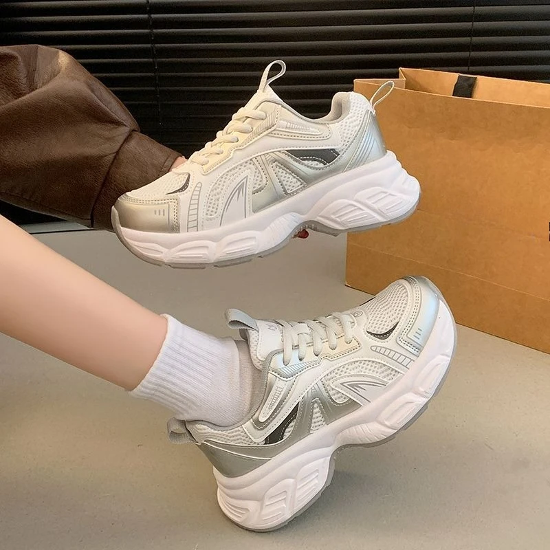 أحذية رياضية عالية الكعب للنساء ملابس رياضية شبكية قابلة للتنفس لصيف 2025 أحذية رياضية جديدة لزيادة الارتفاع متعددة الاستخدامات أحذية برباط للنساء