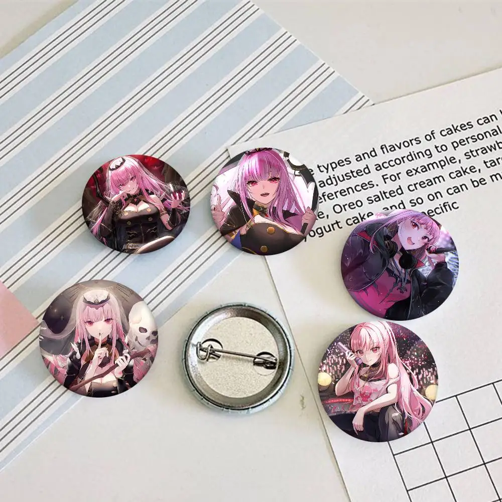 Anime Girl Mori Calliope Rundes Abzeichen Kreative Brosche Kleidung Rucksack Accessoires Anstecknadel