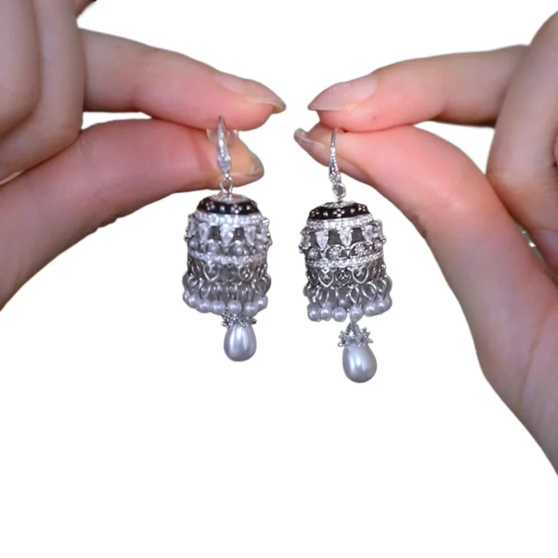 French retro silver wind chimes pearl earrings, slightly inlaid zircon earrings, atmospheric simple earrings.