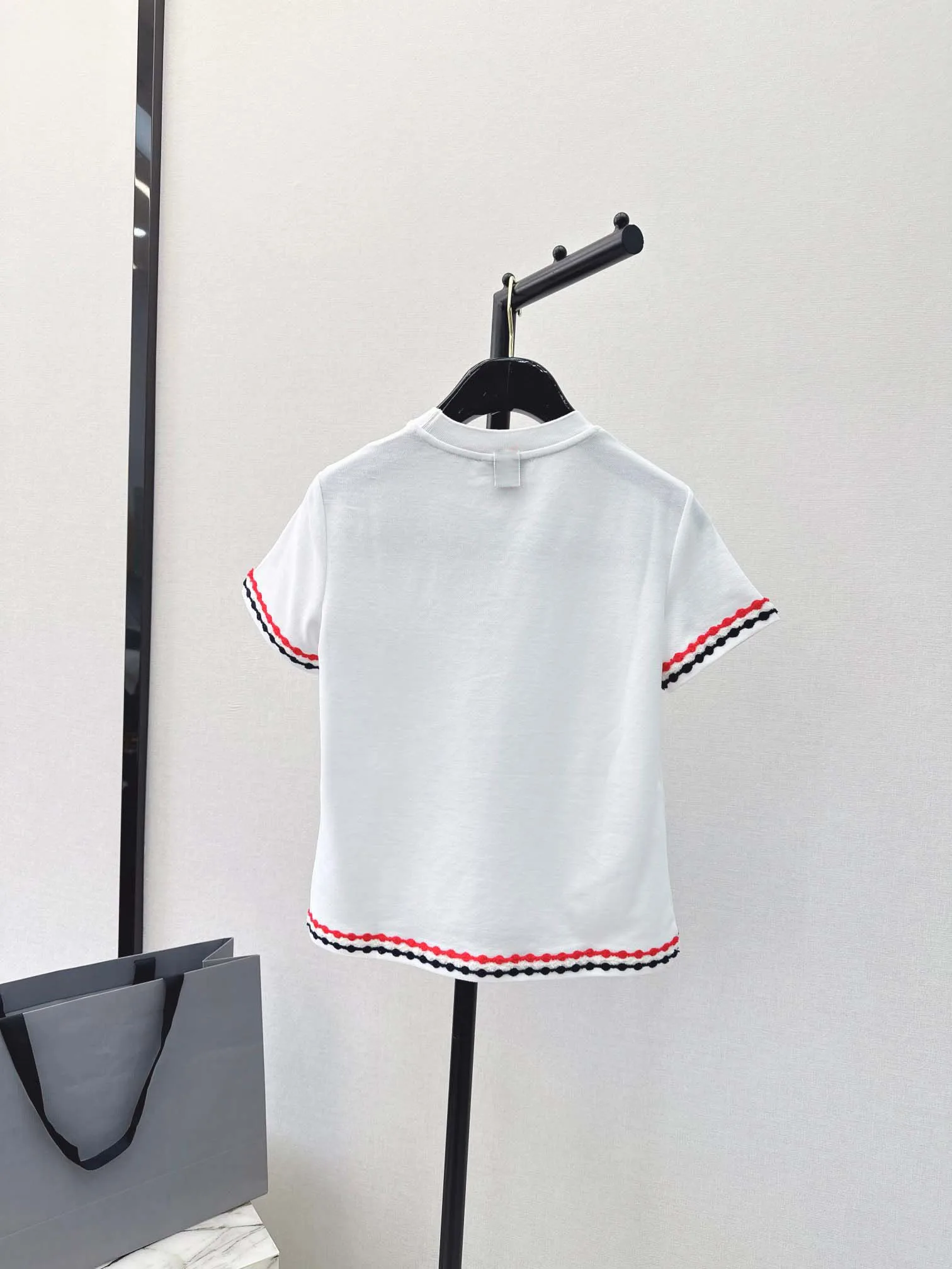 High quality new age reducing college style contrasting ribbon design, threaded all cotton material short sleeved T-shirt