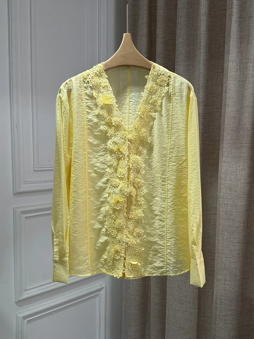 

Milan Small Town Southern Oil Version European Goods V-neck Heavy Work 3D Water Soluble Flower Color Long Sleeve Button...