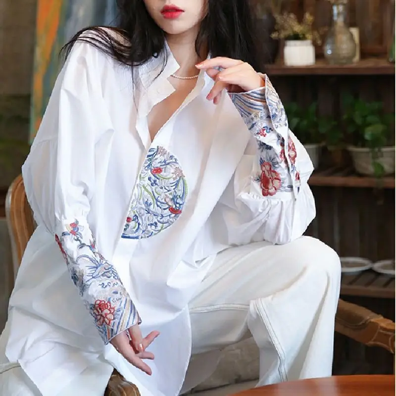 Camisa bordada de estilo chino Retro para mujer, Top holgado y ajustado de longitud media con cuello levantado, primavera 2025
